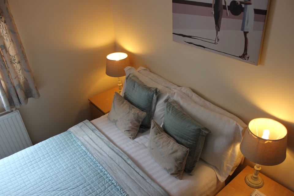 Double Room, Ensuite (Compact) | Iron/ironing board, free WiFi