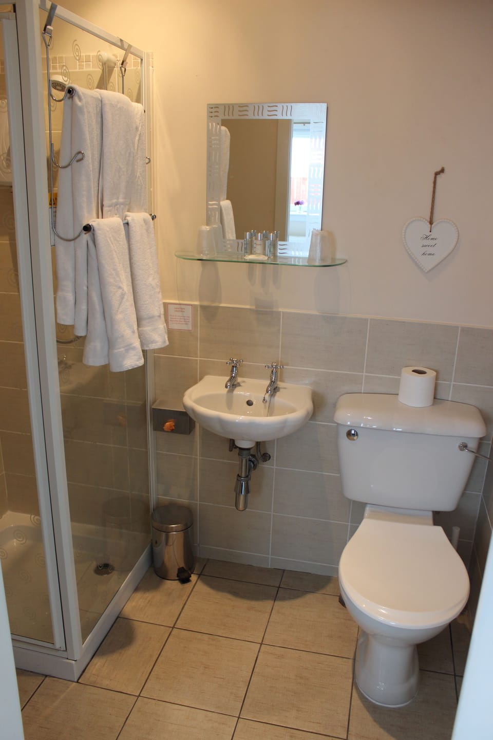 Triple Room, Ensuite | Bathroom | Shower, rainfall showerhead, free toiletries, towels