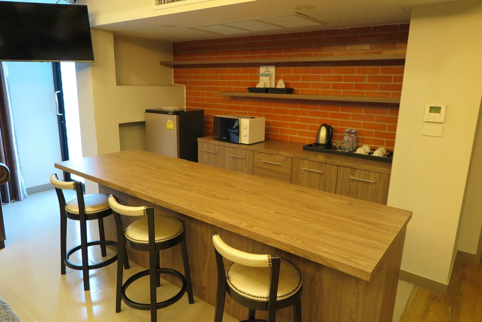 Executive Suite, 2 Bedrooms, Kitchenette, Pool View | Premium bedding, pillowtop beds, in-room safe, individually decorated