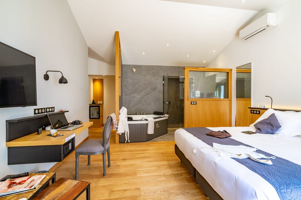 Balneo Suite  | Premium bedding, memory foam beds, minibar, in-room safe