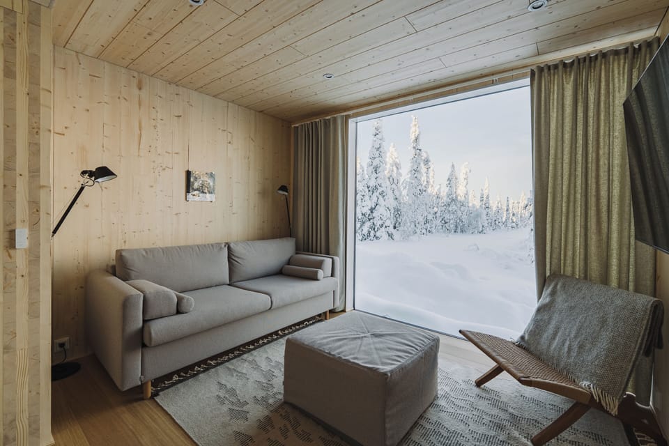 Sky view Cabin Deluxe Prime | Living area | 40-inch TV with satellite channels
