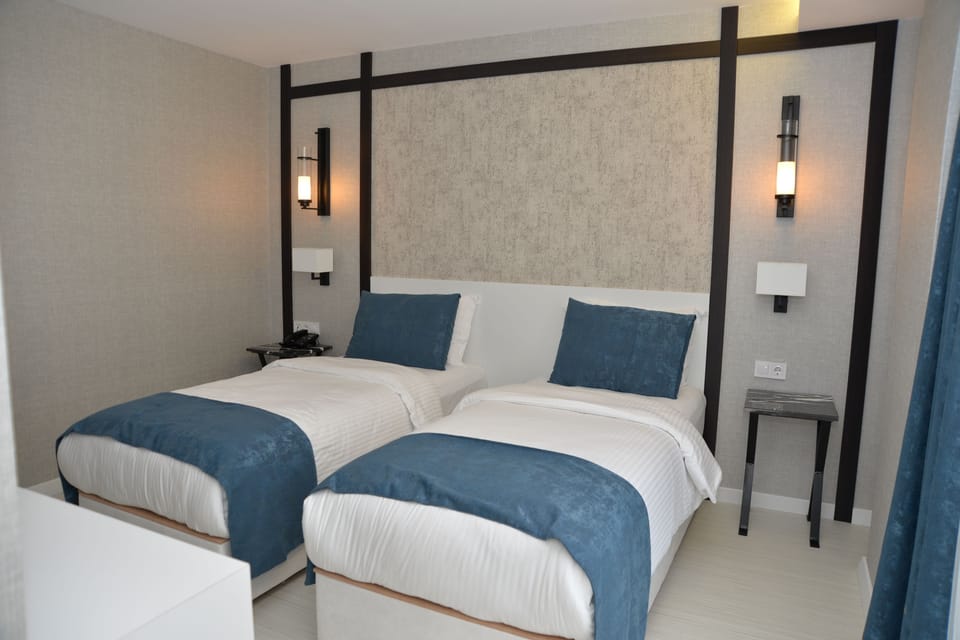 Deluxe Suite, 2 Bedrooms, 2 Bathrooms | 1 bedroom, premium bedding, minibar, in-room safe