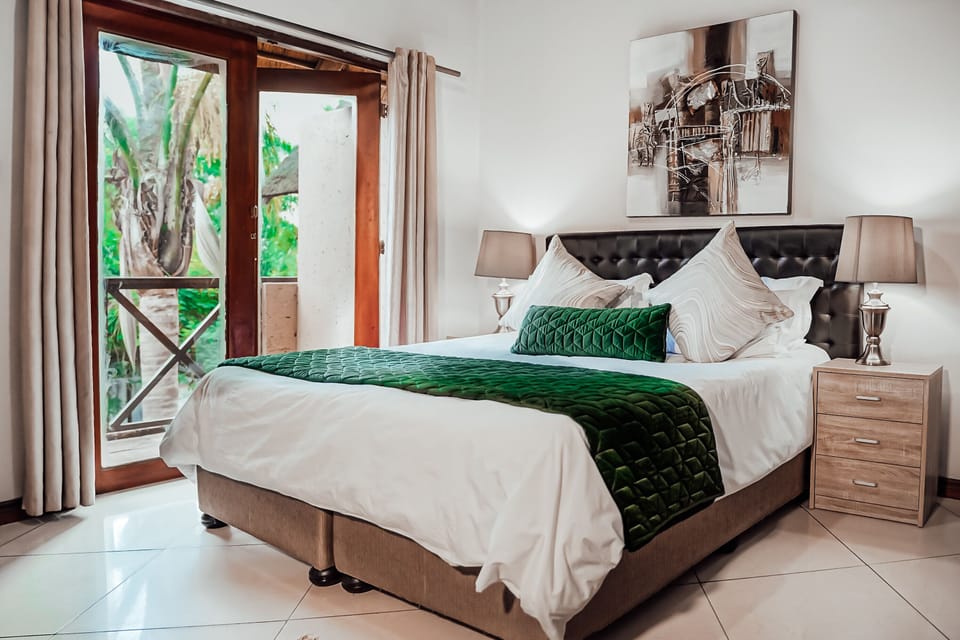 Deluxe Room | Iron/ironing board, bed sheets