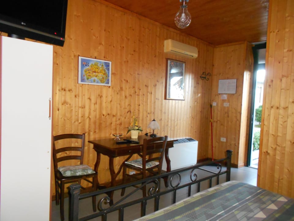 Standard Double Room | Desk, bed sheets