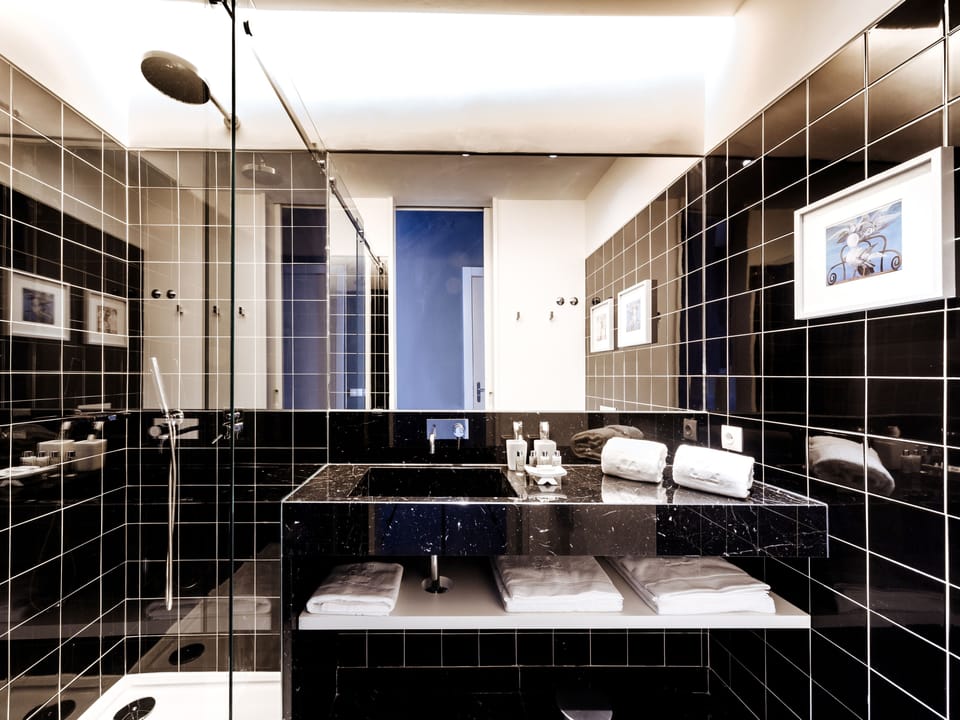 Superior Double or Twin Room | Bathroom | Shower, free toiletries, hair dryer, towels