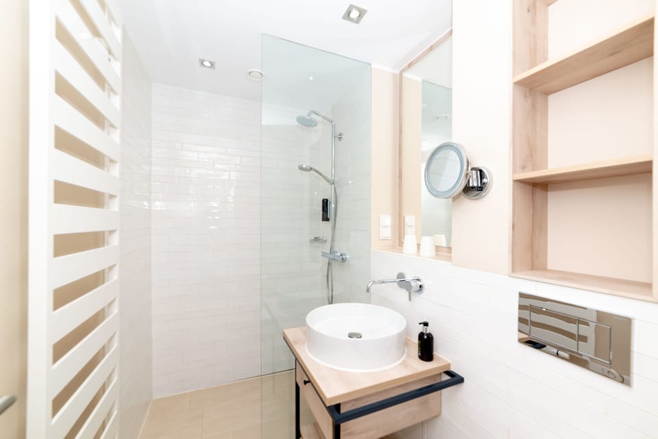 Shower, hair dryer, bathrobes, slippers