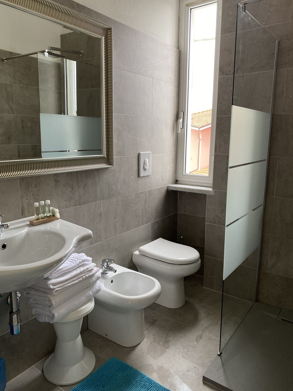 Panoramic Room, Sea View | Bathroom | Shower, free toiletries, hair dryer, bidet