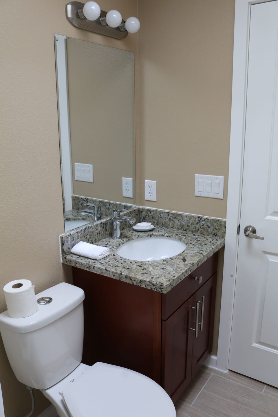 Quiet Clean and Comfortable Room Bed and Breakfast in Seattle