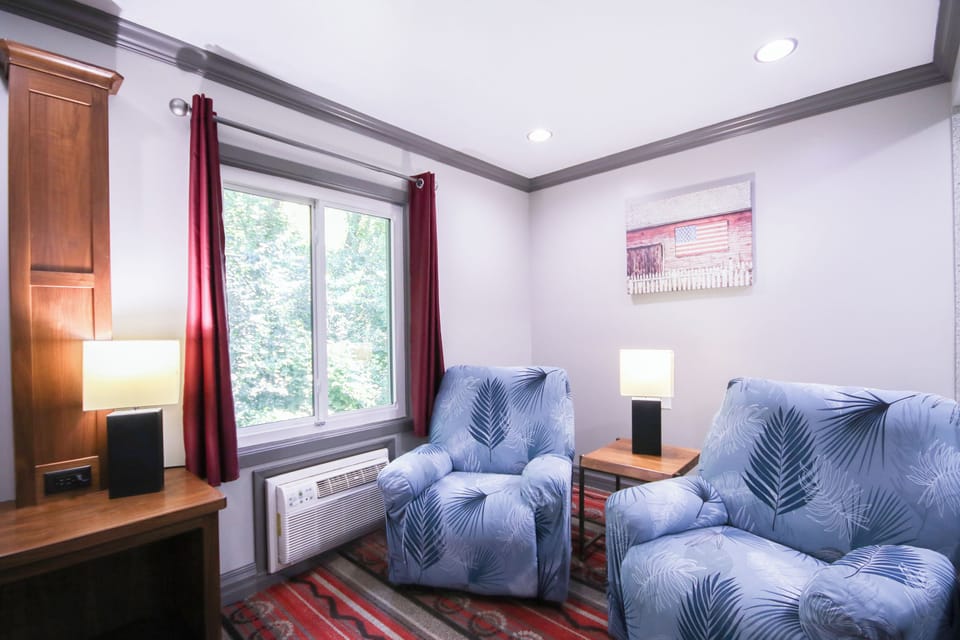 Suite, 1 King Bed, Non Smoking (Jacuzzi Tub) | Rollaway beds, free WiFi, bed sheets