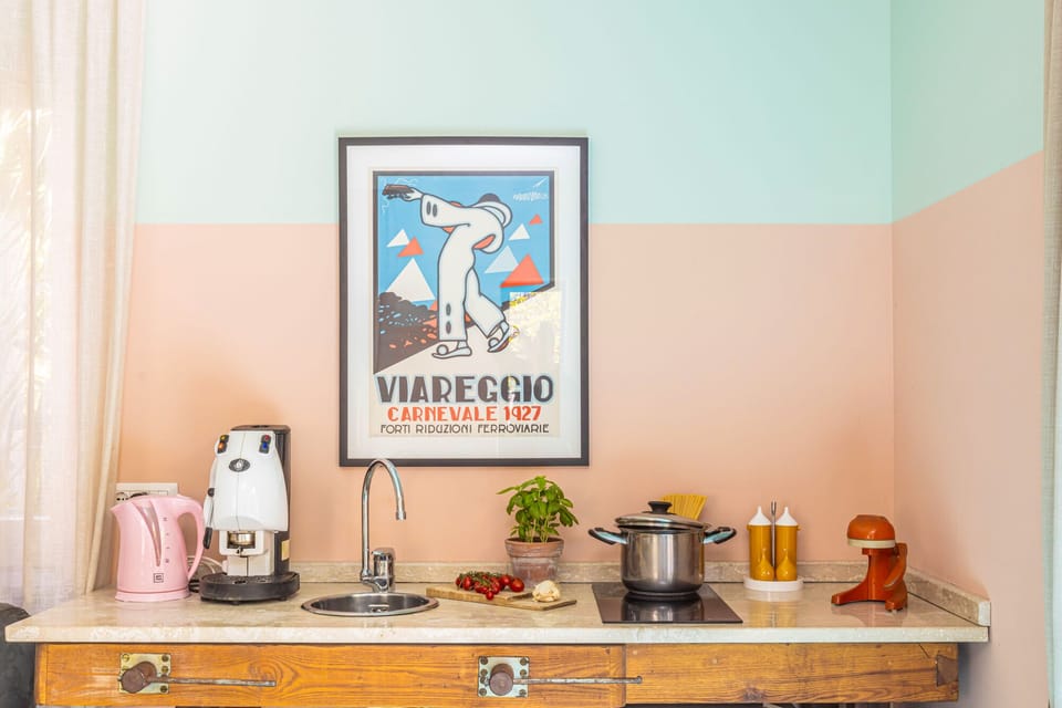 Full-size fridge, microwave, oven, stovetop