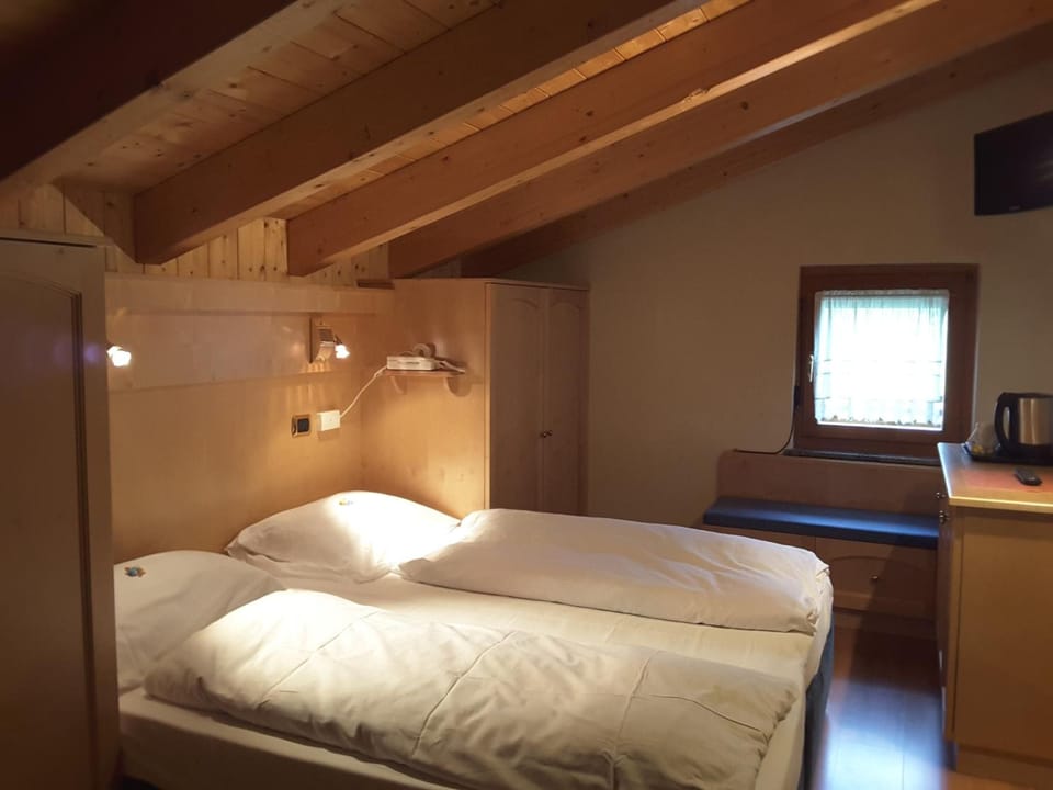 In-room safe, free WiFi, bed sheets