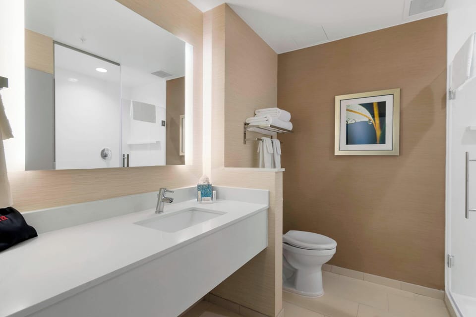 Combined shower/tub, hair dryer, towels