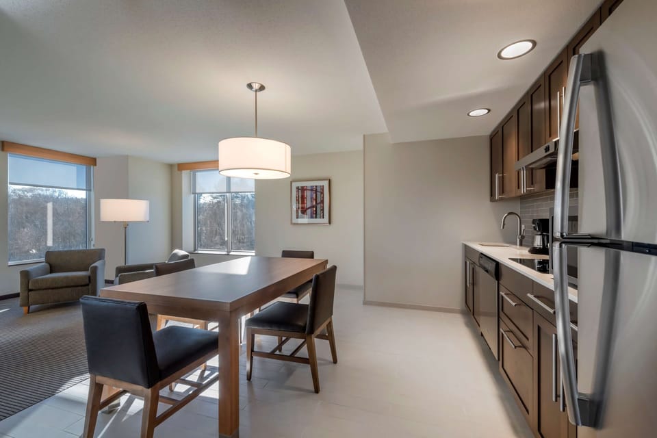 Suite, 1 King Bed with Sofa bed, Kitchen | Desk, iron/ironing board, cribs (free), WiFi (free)