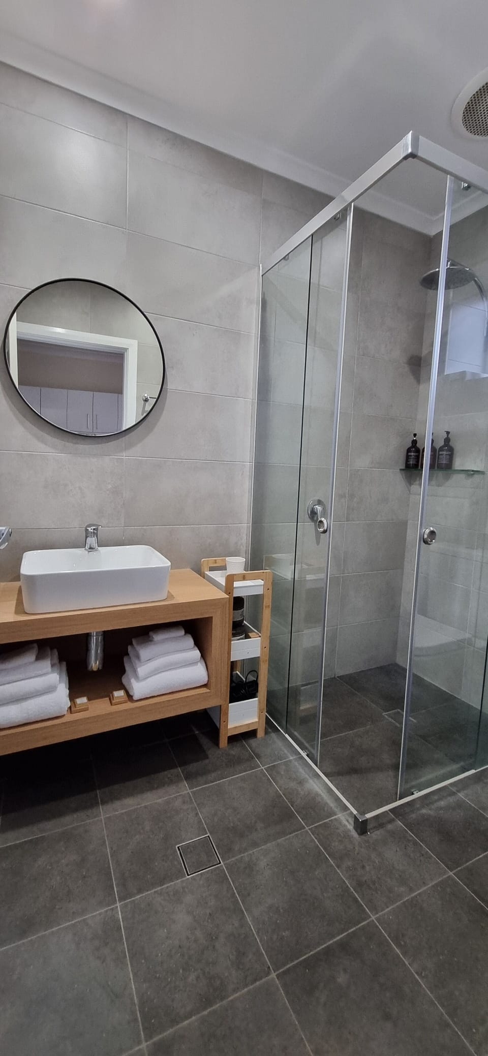 Two Bedroom Unit Apartment | Bathroom | Shower, free toiletries, hair dryer, towels