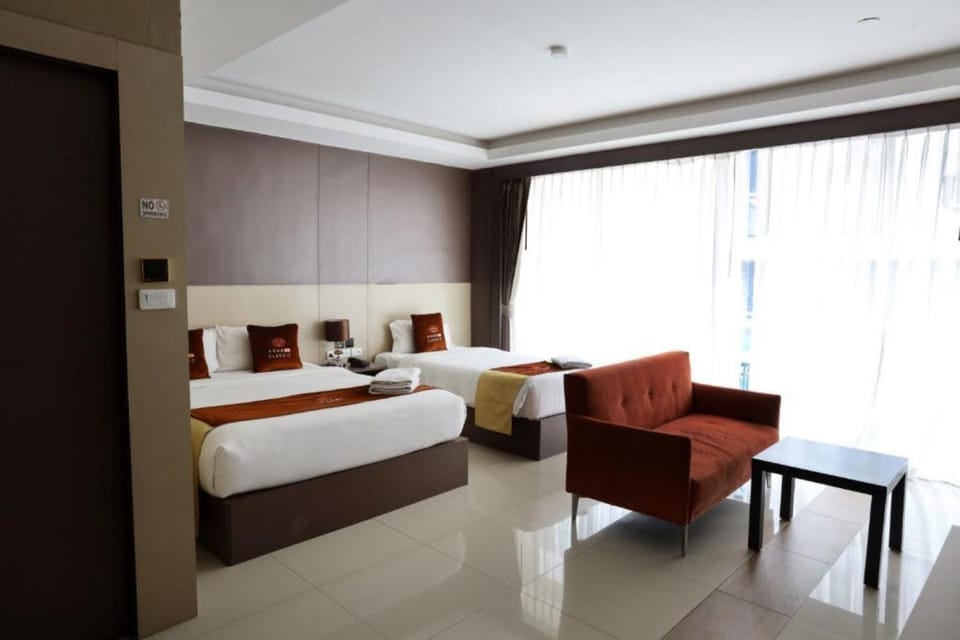 Grand Double Room | In-room safe, desk, laptop workspace, blackout drapes