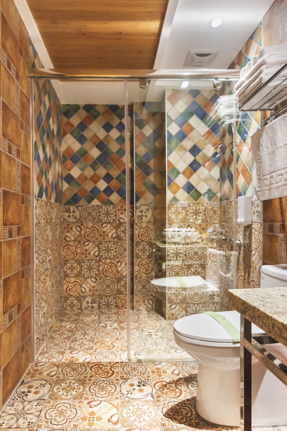 Grand Quadruple Room | Bathroom | Shower, rainfall showerhead, hair dryer, slippers