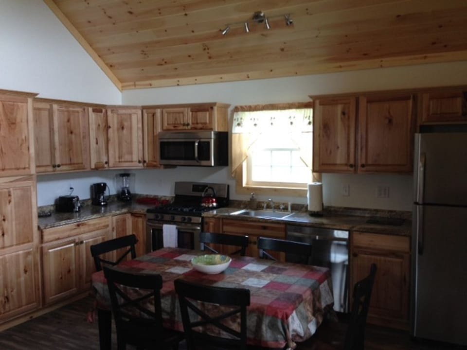 Cabin 1 Kitchen w/ Dishwasher