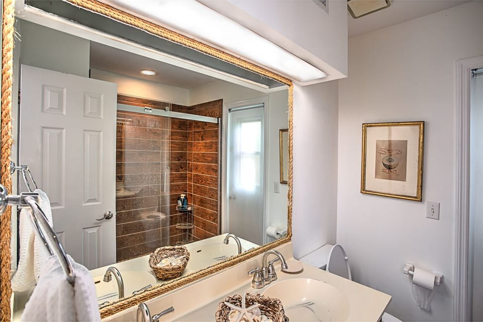 FULL BATHROOM 1ST FLOOR