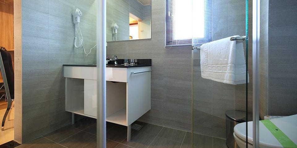 Standard Quadruple Room, Balcony (Melbourne) | Bathroom sink