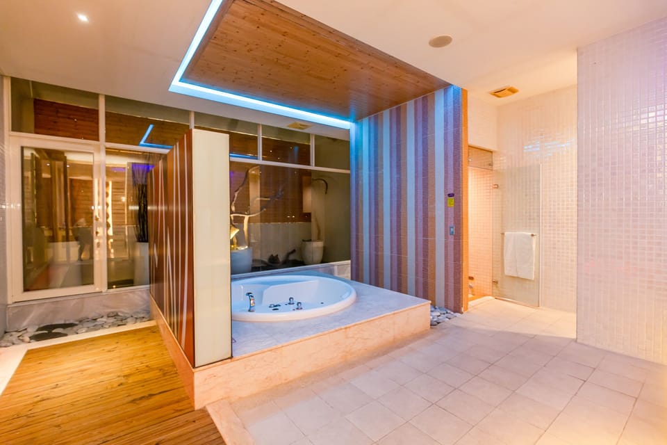 Deluxe Double Room, 1 King Bed | Bathroom | Separate tub and shower, rainfall showerhead, free toiletries