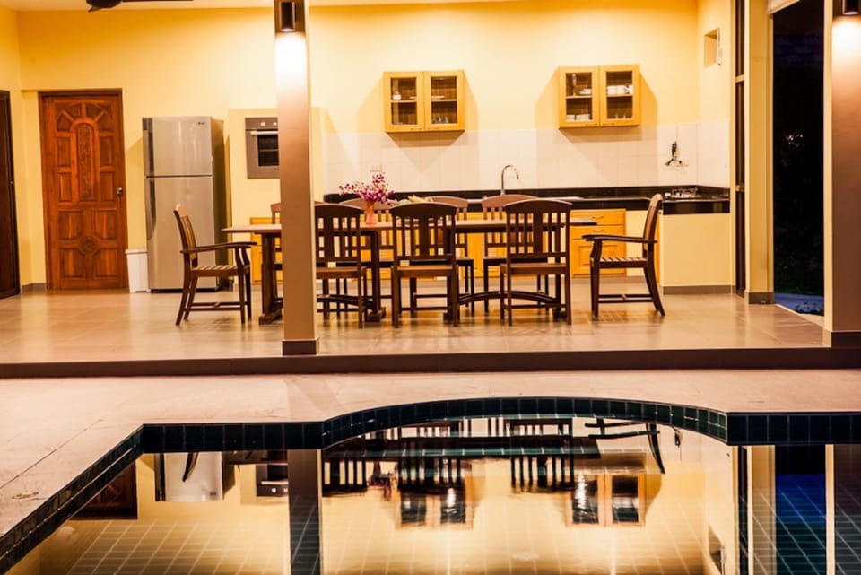 3 Bedroomed Villa Zanzibar - walk to beach | In-room dining