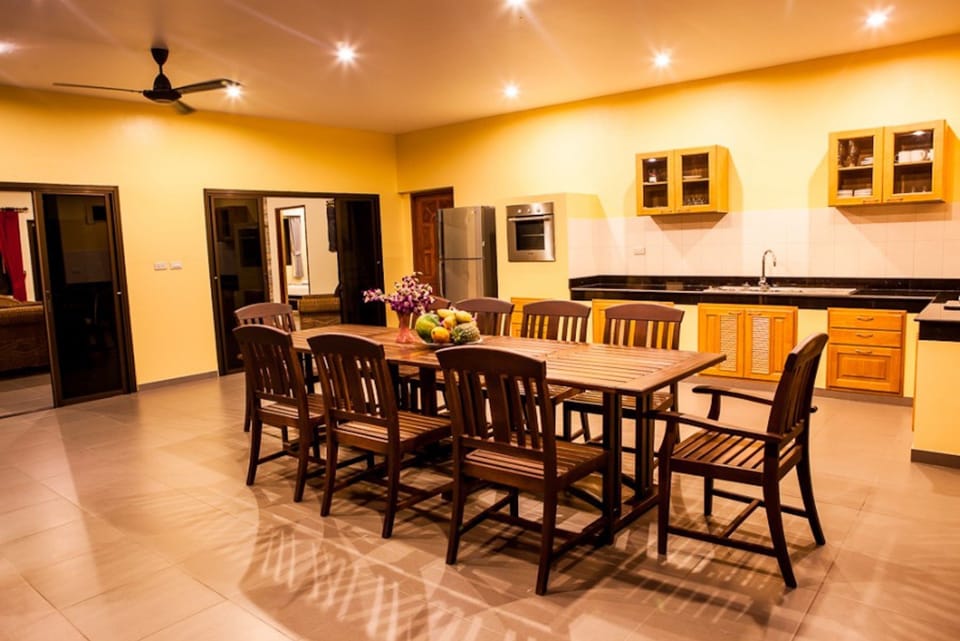 3 Bedroomed Villa Zanzibar - walk to beach | In-room dining