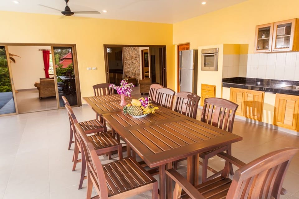 3 Bedroomed Villa Zanzibar - walk to beach | In-room dining