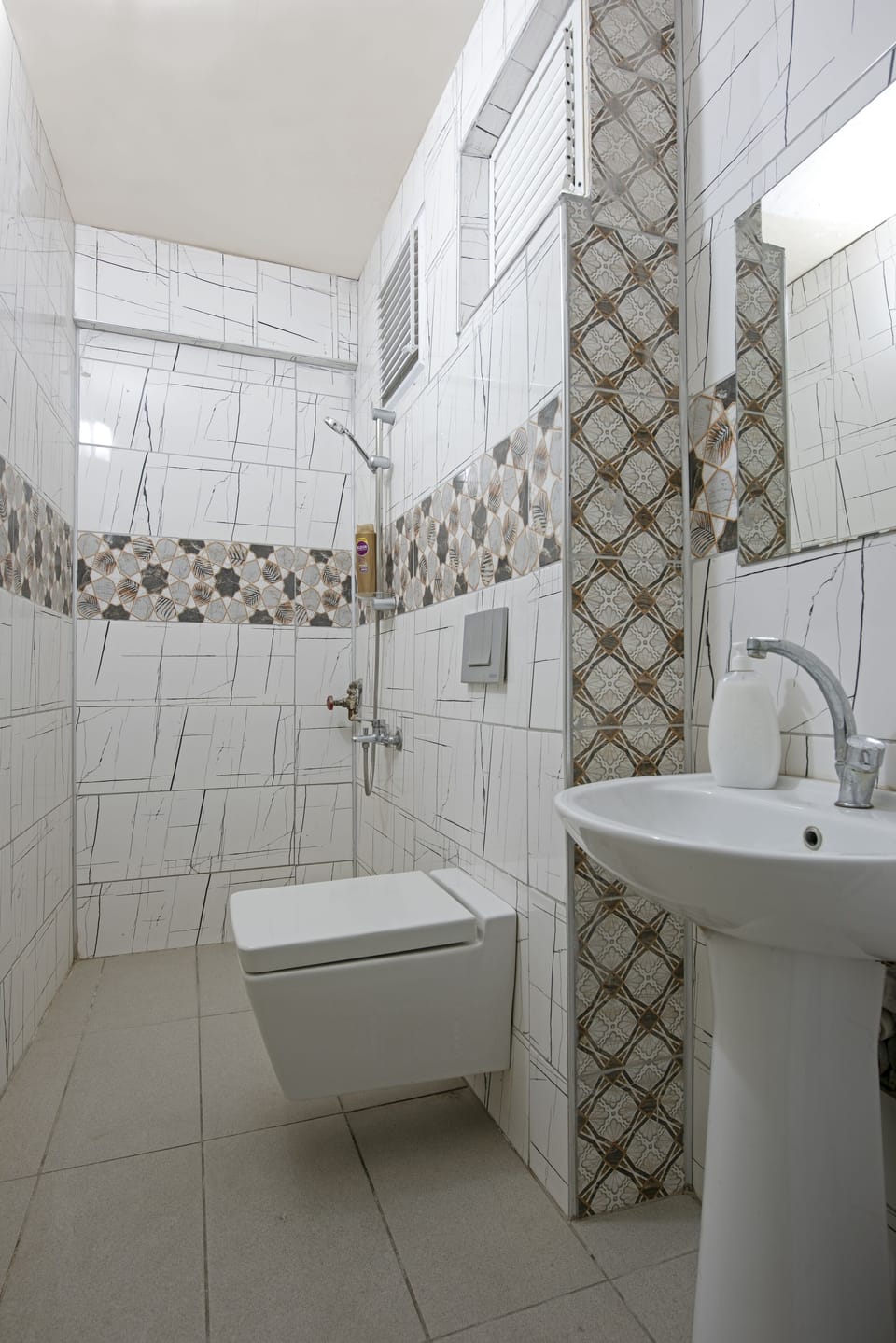 Rainfall showerhead, free toiletries, hair dryer, slippers