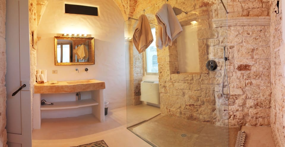 Deluxe Double Room, Balcony | Bathroom | Shower, free toiletries, hair dryer, bidet