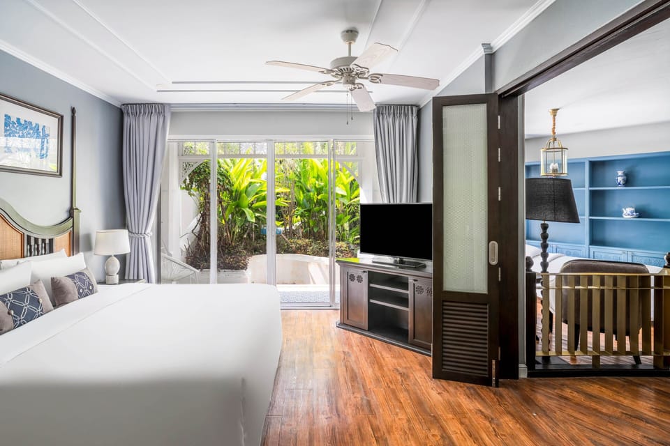 Executive Jacuzzi Suite | Premium bedding, Tempur-Pedic beds, minibar, in-room safe