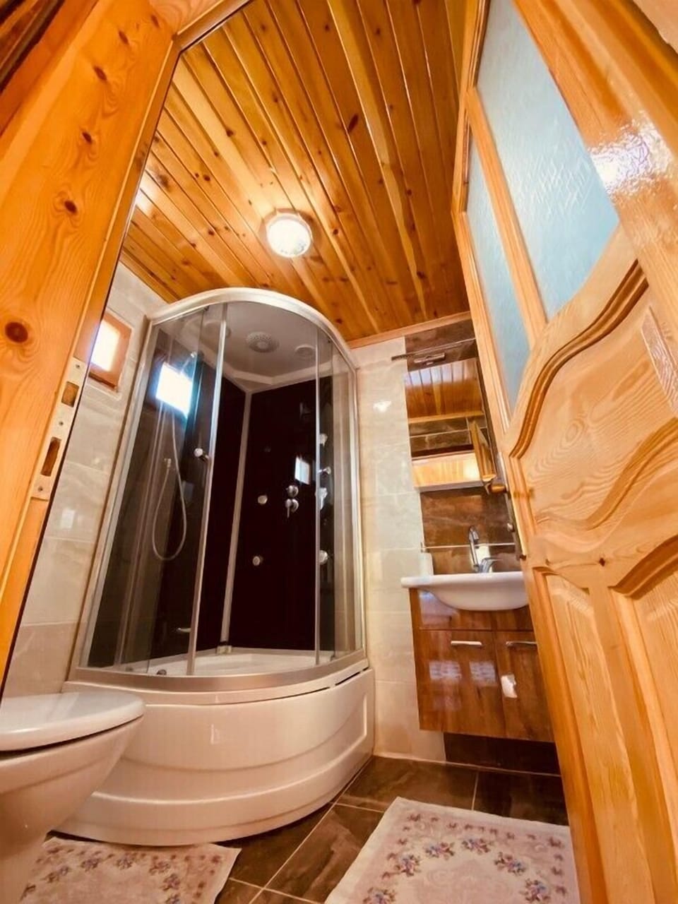 Deluxe Condo | Bathroom | Combined shower/tub, rainfall showerhead, hair dryer, bathrobes