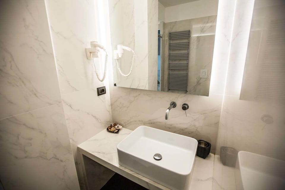 Superior Double Room, Balcony, City View | Bathroom sink
