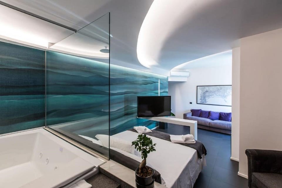 Suite, Jetted Tub, City View | Frette Italian sheets, premium bedding, in-room safe