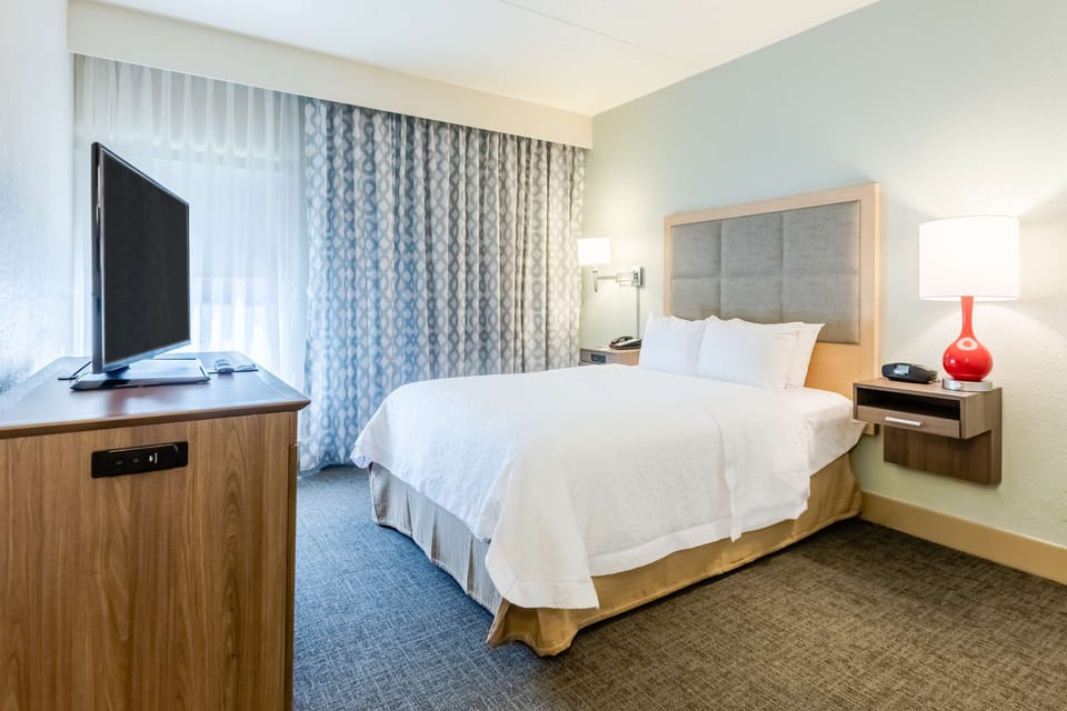 Room, Queen Accessible Roll In Shower, Non Smoking | Blackout drapes, iron/ironing board, free WiFi, bed sheets