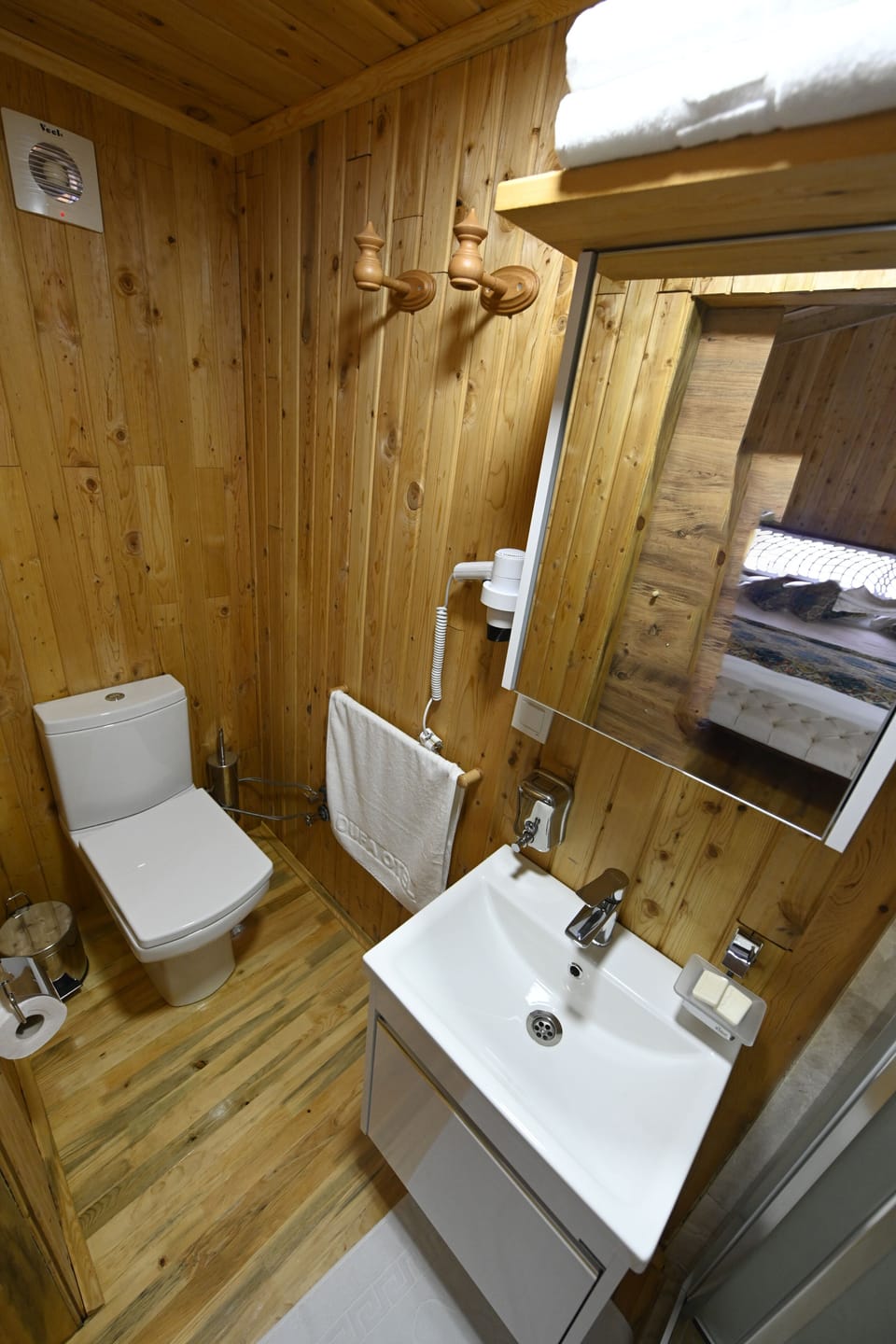 Shower, rainfall showerhead, free toiletries, hair dryer