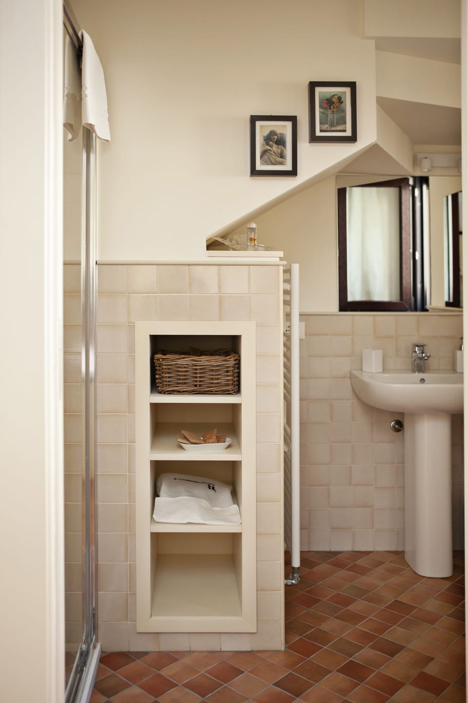 Suite | Bathroom | Shower, rainfall showerhead, free toiletries, hair dryer