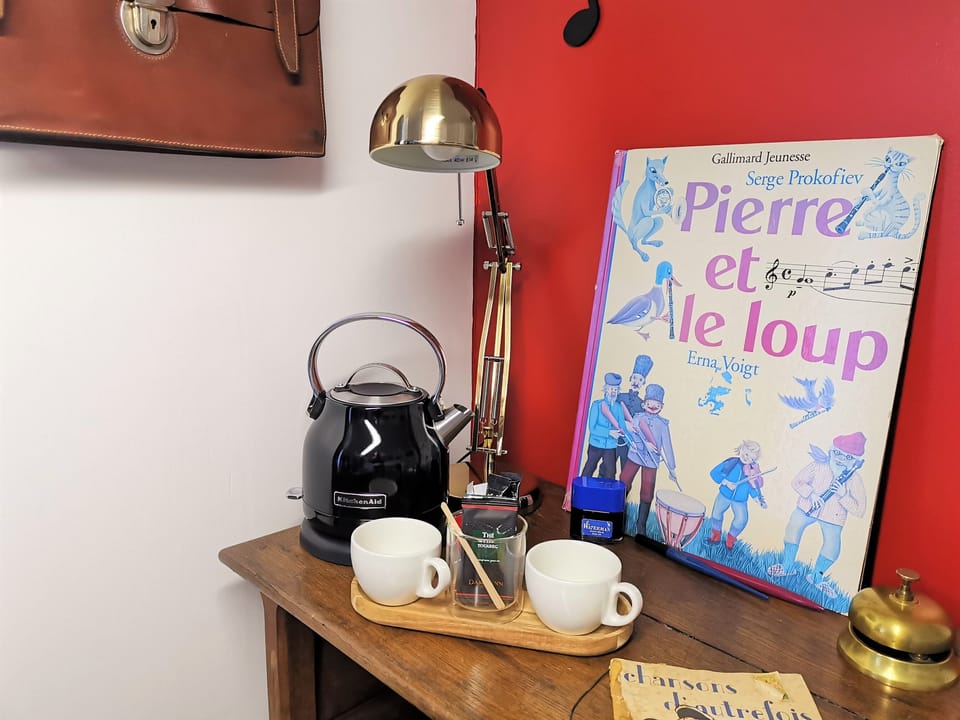 Junior Double Room, Non Smoking, City View (Musique) | In-room dining