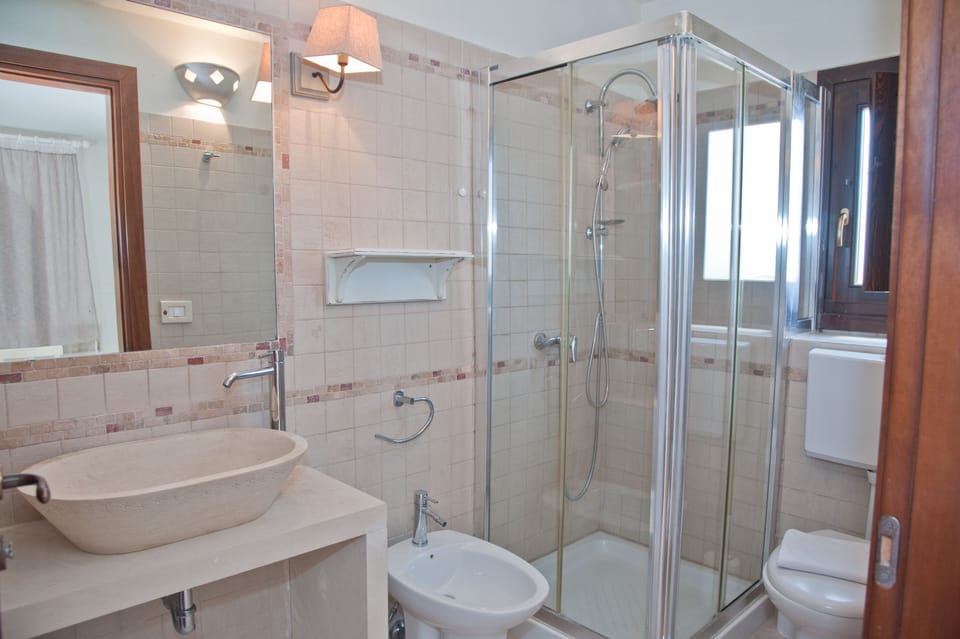 Double Room | Bathroom | Shower, free toiletries, bidet, towels