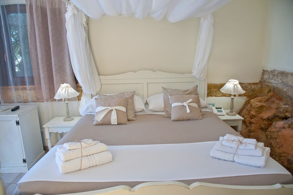 Double Room | In-room safe, desk, free WiFi, bed sheets