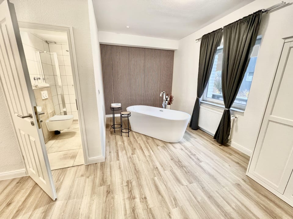Deluxe Double Room, 1 King Bed, Bathtub, Corner | Desk, laptop workspace, WiFi (free), bed sheets