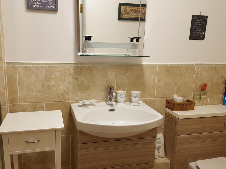 Standard Twin Room, Ensuite (Downstairs backroom) | Bathroom