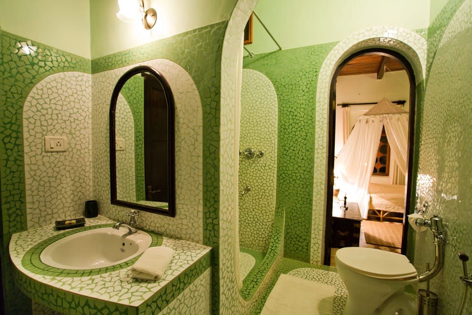 Garden Room | Bathroom | Shower, free toiletries, towels