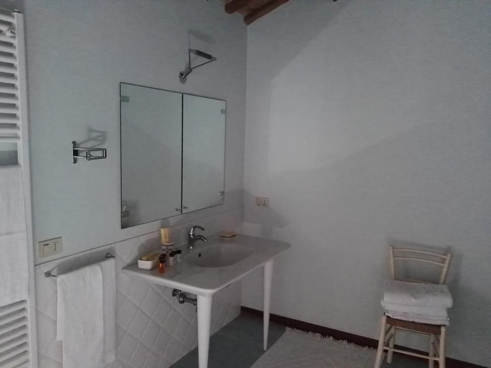 Deluxe Suite, Jetted Tub | Bathroom | Free toiletries, hair dryer, bathrobes, slippers