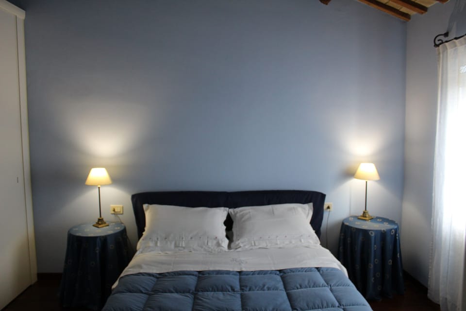 Double Room | 1 bedroom, desk, free cribs/infant beds, rollaway beds