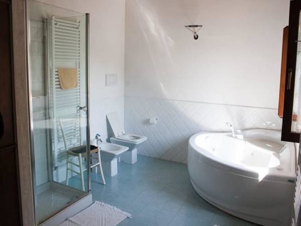 Deluxe Suite, Jetted Tub | Bathroom | Free toiletries, hair dryer, bathrobes, slippers