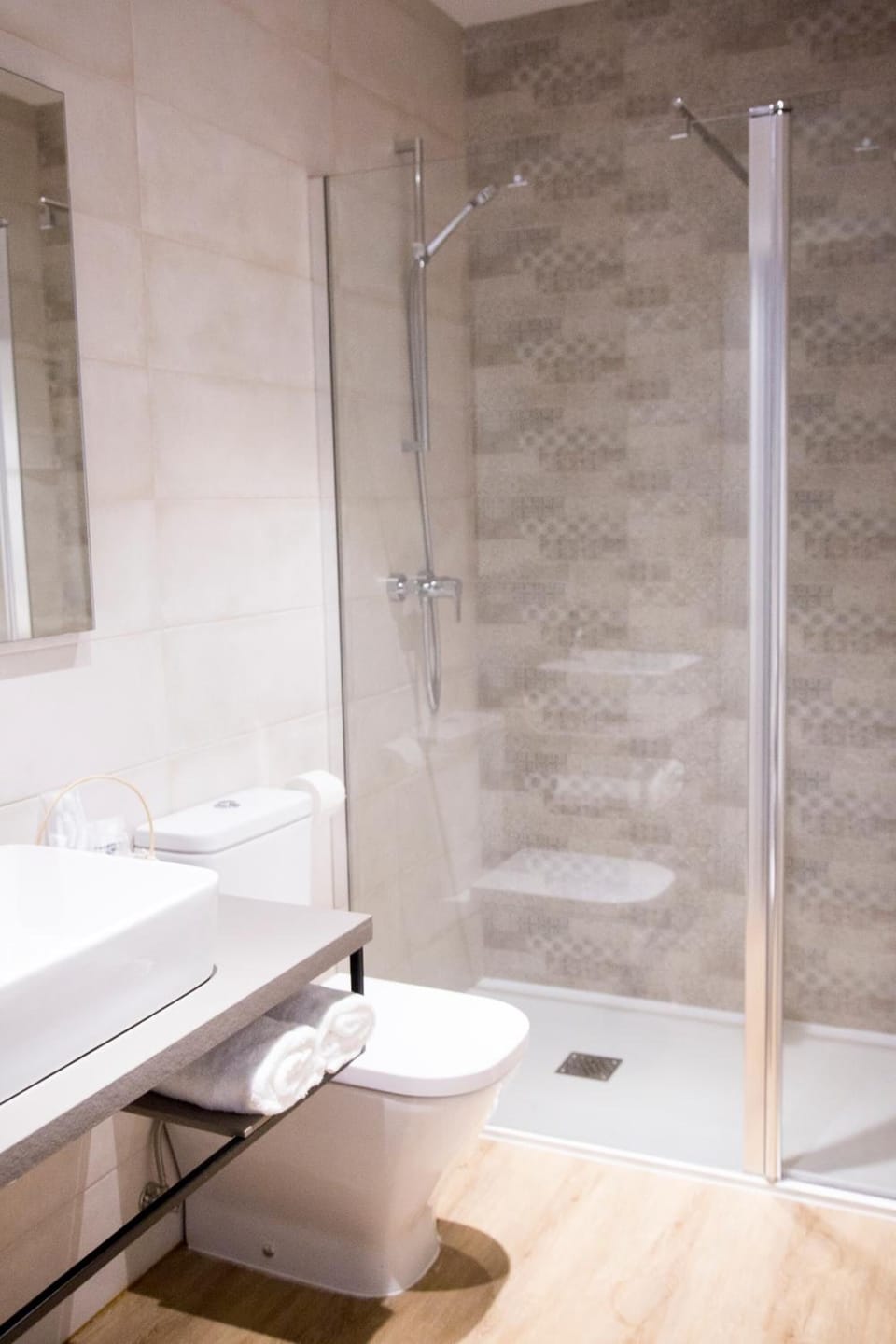 Shower, free toiletries, towels