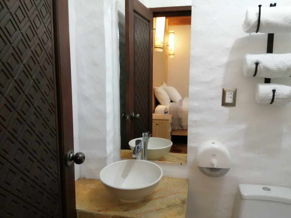 Double Room, 1 King Bed | Bathroom | Shower, free toiletries, hair dryer, towels