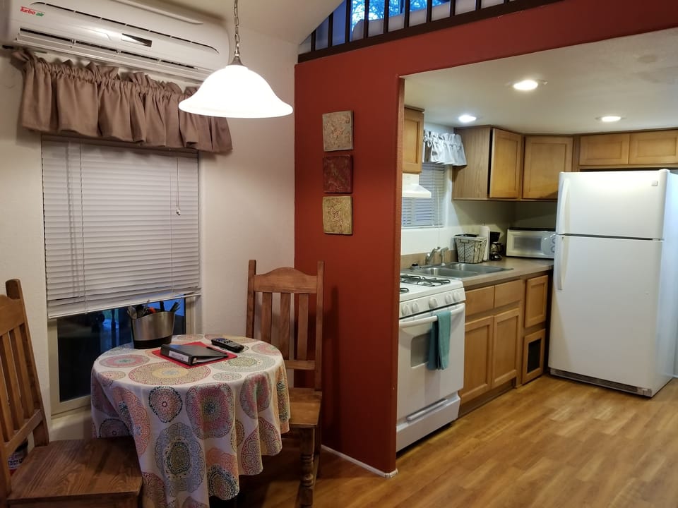 Fig Cabin, 1 Bedroom | In-room dining
