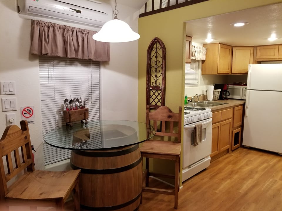 Peach Cabin, 1 Bedroom | In-room dining