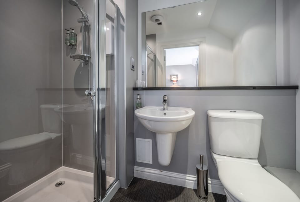 Double or Twin Room | Bathroom | Shower, free toiletries, towels